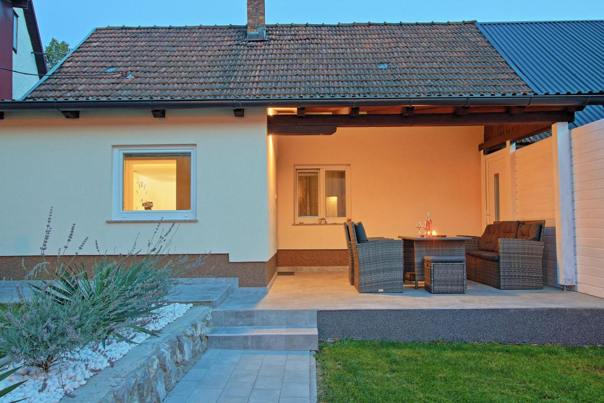 Guesthouse L&K Brinje Exteriör bild